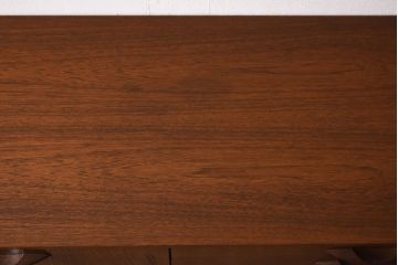 ヴィンテージ家具　北欧ビンテージ　チーク材　たっぷりの幅が魅力のシンプルなリビングボード(サイドボード)