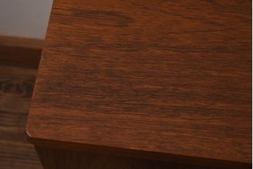 ヴィンテージ家具　北欧ビンテージ　チーク材　たっぷりの幅が魅力のシンプルなリビングボード(サイドボード)