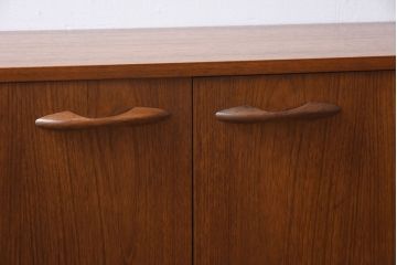 ヴィンテージ家具　北欧ビンテージ　チーク材　たっぷりの幅が魅力のシンプルなリビングボード(サイドボード)