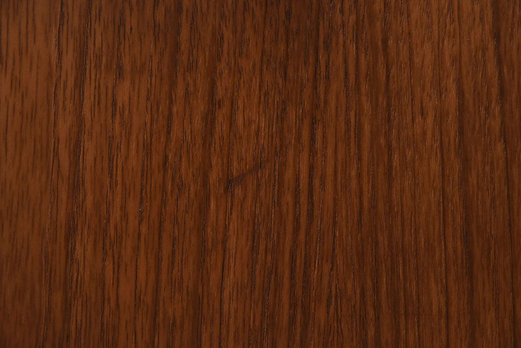 ヴィンテージ家具　北欧ビンテージ　チーク材　たっぷりの幅が魅力のシンプルなリビングボード(サイドボード)