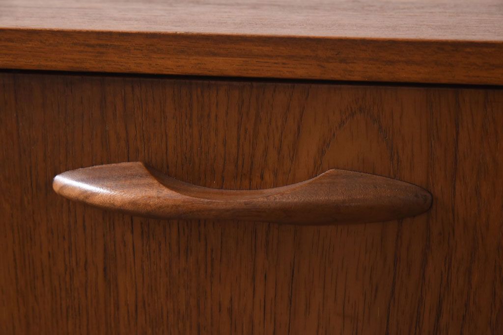 ヴィンテージ家具　北欧ビンテージ　チーク材　たっぷりの幅が魅力のシンプルなリビングボード(サイドボード)