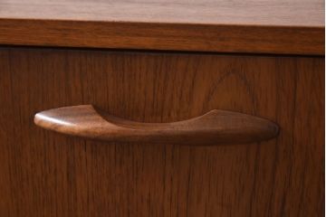 ヴィンテージ家具　北欧ビンテージ　チーク材　たっぷりの幅が魅力のシンプルなリビングボード(サイドボード)