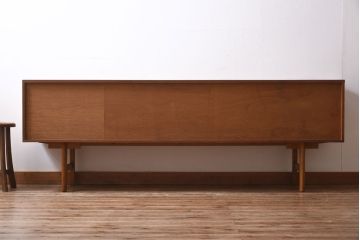 ヴィンテージ家具　北欧ビンテージ　チーク材　たっぷりの幅が魅力のシンプルなリビングボード(サイドボード)