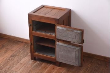 レトロ家具　昭和レトロ　リメイク　収納できる小振りな木製冷蔵庫(収納棚、ディスプレイ)
