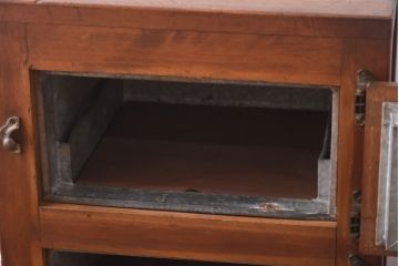 レトロ家具　昭和レトロ　リメイク　収納できる小振りな木製冷蔵庫(収納棚、ディスプレイ)