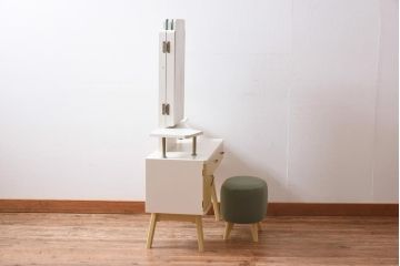 ペイント家具　レトロな佇まいが目を惹くスツール付きドレッサー(鏡台、ミラー)