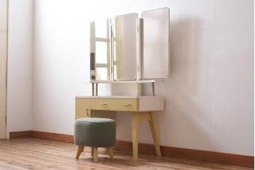 ペイント家具　レトロな佇まいが目を惹くスツール付きドレッサー(鏡台、ミラー)