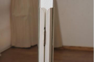 ペイント家具　レトロな佇まいが目を惹くスツール付きドレッサー(鏡台、ミラー)