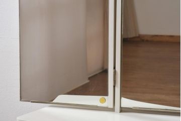 ペイント家具　レトロな佇まいが目を惹くスツール付きドレッサー(鏡台、ミラー)