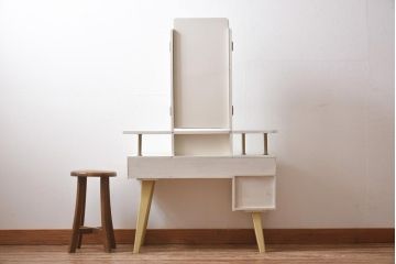 ペイント家具　レトロな佇まいが目を惹くスツール付きドレッサー(鏡台、ミラー)