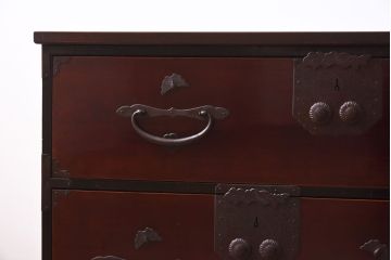 アンティーク家具　和製アンティーク　リメイク　艶やかな漆が目を惹く二本松箪笥ローボード(時代箪笥、ローチェスト)