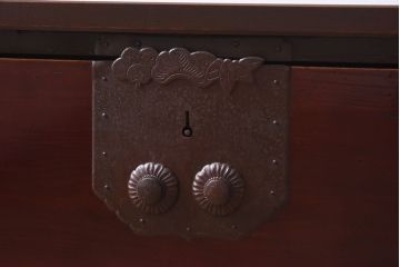 アンティーク家具　和製アンティーク　リメイク　艶やかな漆が目を惹く二本松箪笥ローボード(時代箪笥、ローチェスト)