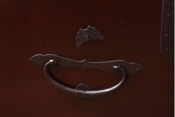 アンティーク家具　和製アンティーク　リメイク　艶やかな漆が目を惹く二本松箪笥ローボード(時代箪笥、ローチェスト)