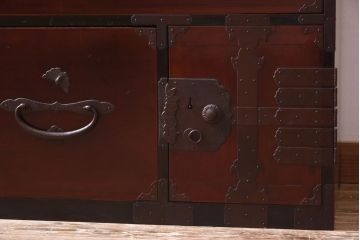 アンティーク家具　和製アンティーク　リメイク　艶やかな漆が目を惹く二本松箪笥ローボード(時代箪笥、ローチェスト)