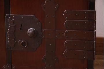 アンティーク家具　和製アンティーク　リメイク　艶やかな漆が目を惹く二本松箪笥ローボード(時代箪笥、ローチェスト)