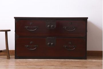 アンティーク家具　和製アンティーク　漆塗り　蝶の飾り金具が印象的な箪笥ローボード(衣装箪笥)