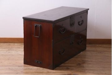 アンティーク家具　和製アンティーク　漆塗り　蝶の飾り金具が印象的な箪笥ローボード(衣装箪笥)