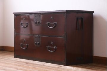 アンティーク家具　和製アンティーク　漆塗り　蝶の飾り金具が印象的な箪笥ローボード(衣装箪笥)