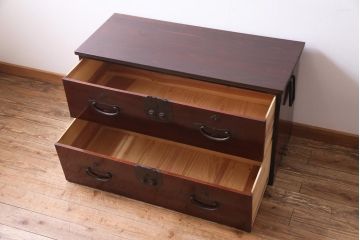 アンティーク家具　和製アンティーク　漆塗り　蝶の飾り金具が印象的な箪笥ローボード(衣装箪笥)