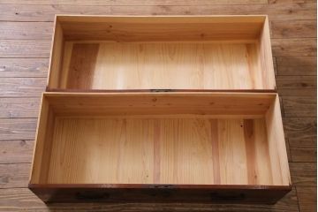 アンティーク家具　和製アンティーク　漆塗り　蝶の飾り金具が印象的な箪笥ローボード(衣装箪笥)