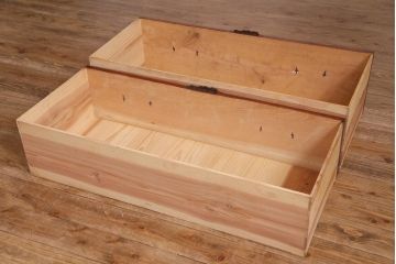 アンティーク家具　和製アンティーク　漆塗り　蝶の飾り金具が印象的な箪笥ローボード(衣装箪笥)