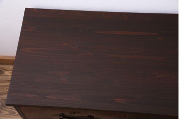 アンティーク家具　和製アンティーク　漆塗り　蝶の飾り金具が印象的な箪笥ローボード(衣装箪笥)