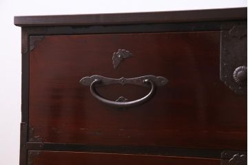 アンティーク家具　和製アンティーク　漆塗り　蝶の飾り金具が印象的な箪笥ローボード(衣装箪笥)