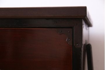 アンティーク家具　和製アンティーク　漆塗り　蝶の飾り金具が印象的な箪笥ローボード(衣装箪笥)