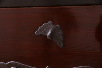 アンティーク家具　和製アンティーク　漆塗り　蝶の飾り金具が印象的な箪笥ローボード(衣装箪笥)