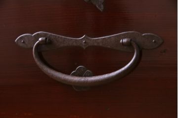 アンティーク家具　和製アンティーク　漆塗り　蝶の飾り金具が印象的な箪笥ローボード(衣装箪笥)