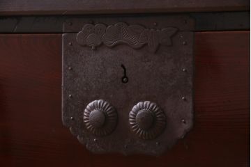 アンティーク家具　和製アンティーク　漆塗り　蝶の飾り金具が印象的な箪笥ローボード(衣装箪笥)