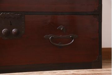 アンティーク家具　和製アンティーク　漆塗り　蝶の飾り金具が印象的な箪笥ローボード(衣装箪笥)