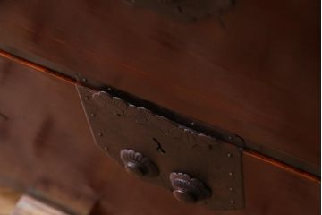 アンティーク家具　和製アンティーク　漆塗り　蝶の飾り金具が印象的な箪笥ローボード(衣装箪笥)