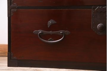 アンティーク家具　和製アンティーク　漆塗り　蝶の飾り金具が印象的な箪笥ローボード(衣装箪笥)
