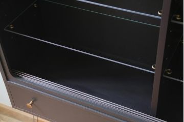ヴィンテージ家具　イギリスビンテージ　リペイント　シックな色味の引き出し付き吊り戸棚(収納棚、飾り棚)