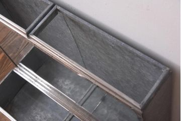 アンティーク雑貨　昭和レトロ　インダストリアルな雰囲気漂うブリキガラスケース(ショーケース、飾り棚)
