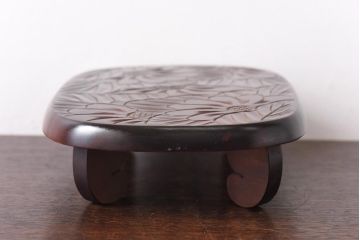 アンティーク雑貨　ビンテージ　伝統工芸　日光彫り　見事な大輪の花が目を引く花台(飾り台)