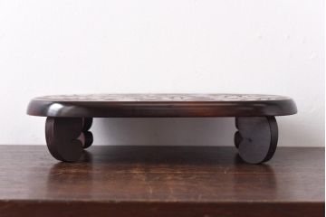 アンティーク雑貨　ビンテージ　伝統工芸　日光彫り　見事な大輪の花が目を引く花台(飾り台)