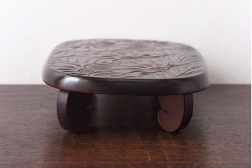 アンティーク雑貨　ビンテージ　伝統工芸　日光彫り　見事な大輪の花が目を引く花台(飾り台)