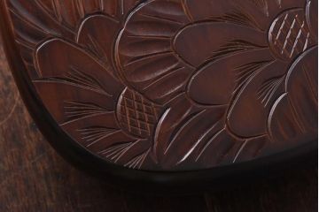 アンティーク雑貨　ビンテージ　伝統工芸　日光彫り　見事な大輪の花が目を引く花台(飾り台)