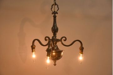 フランスビンテージ　3灯　クラシカルな雰囲気がお洒落なシャンデリア(天井照明、吊り下げ照明)