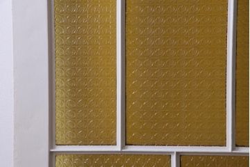 ペイント建具　明るい印象を与えるレトロなプレスガラス入りの鉄製ドア(扉)