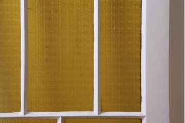ペイント建具　明るい印象を与えるレトロなプレスガラス入りの鉄製ドア(扉)