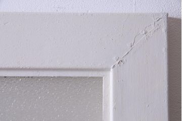 ペイント建具　明るい印象を与えるレトロなプレスガラス入りの鉄製ドア(扉)