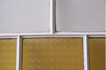ペイント建具　明るい印象を与えるレトロなプレスガラス入りの鉄製ドア(扉)