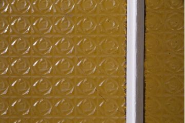 ペイント建具　明るい印象を与えるレトロなプレスガラス入りの鉄製ドア(扉)