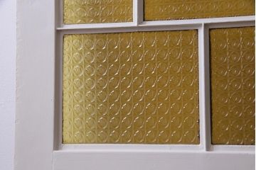 ペイント建具　明るい印象を与えるレトロなプレスガラス入りの鉄製ドア(扉)