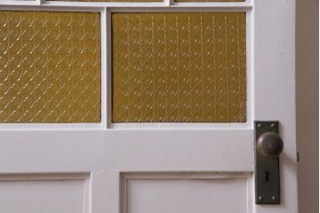 ペイント建具　明るい印象を与えるレトロなプレスガラス入りの鉄製ドア(扉)