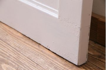 ペイント建具　明るい印象を与えるレトロなプレスガラス入りの鉄製ドア(扉)