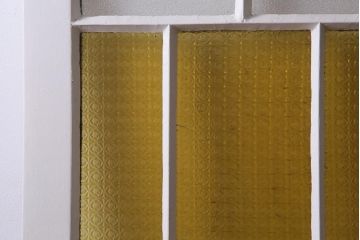 ペイント建具　明るい印象を与えるレトロなプレスガラス入りの鉄製ドア(扉)